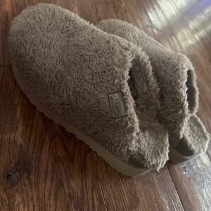 UGG maxi curly platform slippers